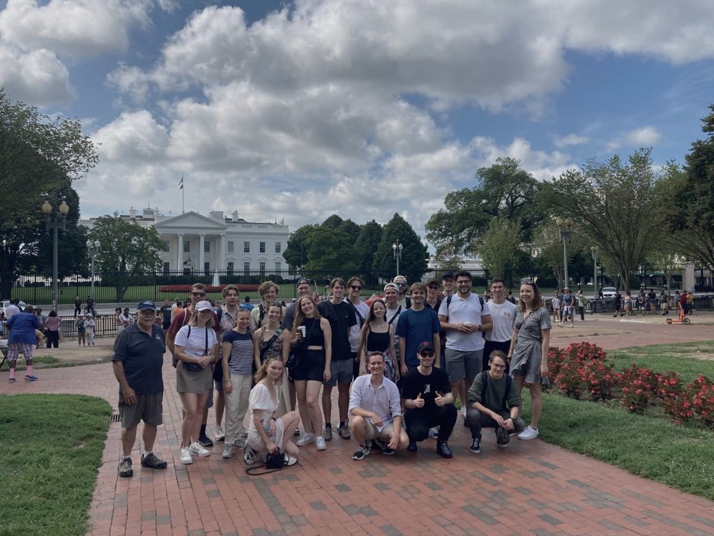 Group picture in front of the white house.